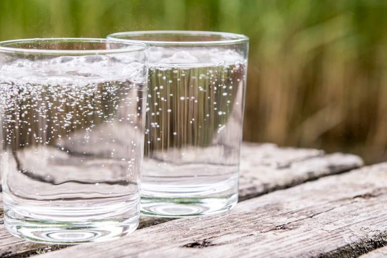 Nahaufnahme von zwei Wassergläser auf einem Steg