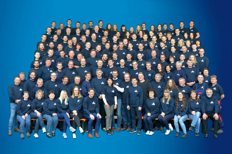 Bei uns steht Teamgeist stets im Mittelpunkt. Unsere Mitarbeiter sind das Herzstück unseres Unternehmens. Ihr Ideenreichtum, ihr Zusammenhalt, ihr persönlicher Einsatz und ihr Können sind die Grundpfeiler unseres Erfolgs. Wenn Du unser Team verstärken willst, bewirb dich bei uns!